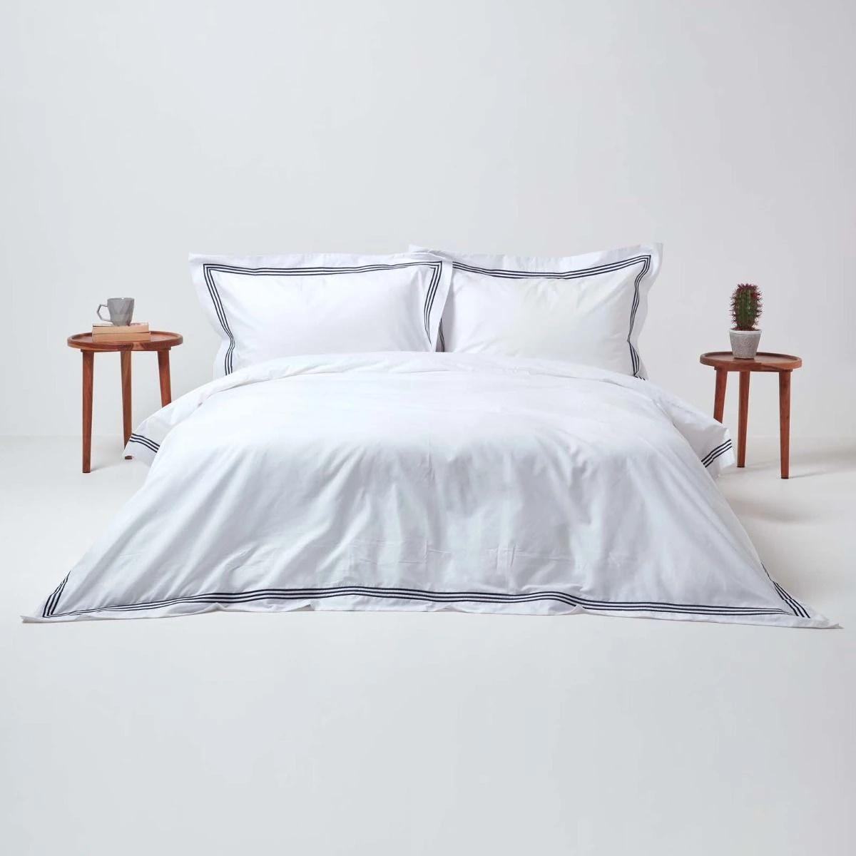 Plain White Duvet Cover Set With Navy Border 5 Plain White Duvet Cover Set With Navy Border - Image 3