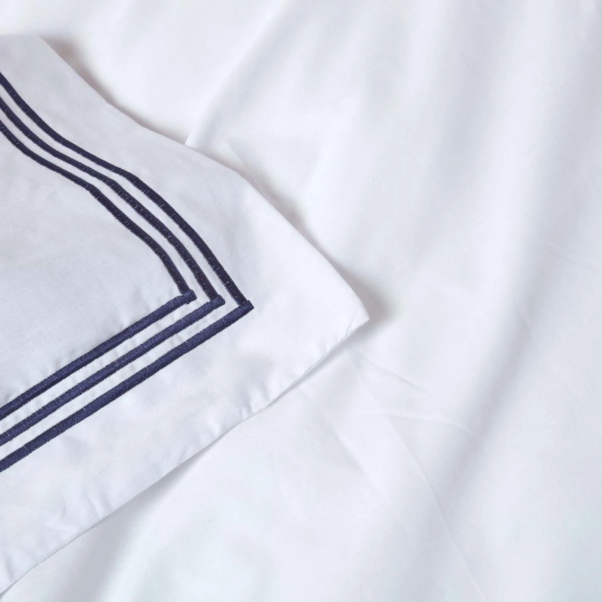 Plain White Duvet Cover Set With Navy Border 7 Plain White Duvet Cover Set With Navy Border - Image 5