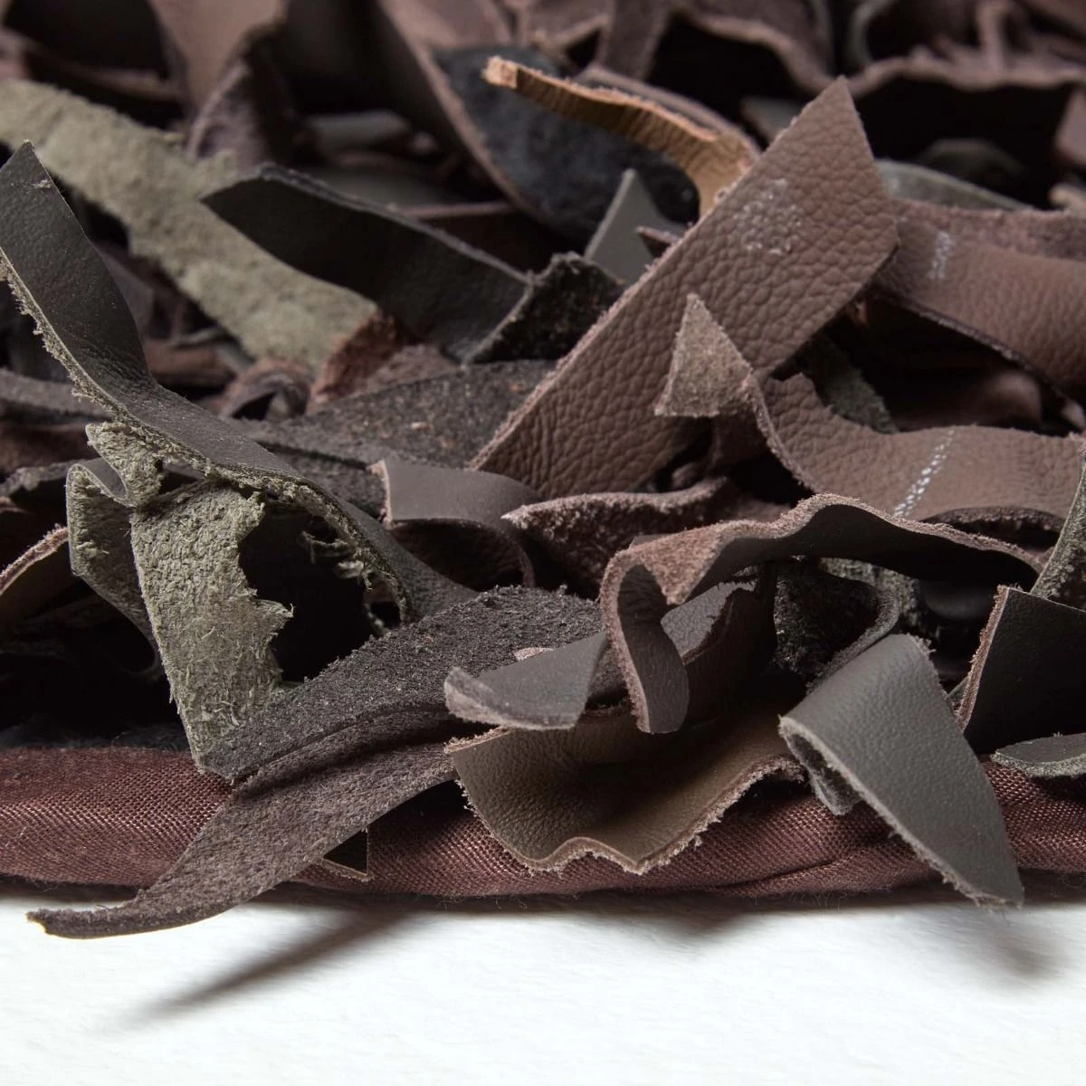 Dallas Leather Shaggy Rug Chocolate, 150 Cm Round 6 Dallas Leather Shaggy Rug Chocolate, 150 Cm Round - Image 4