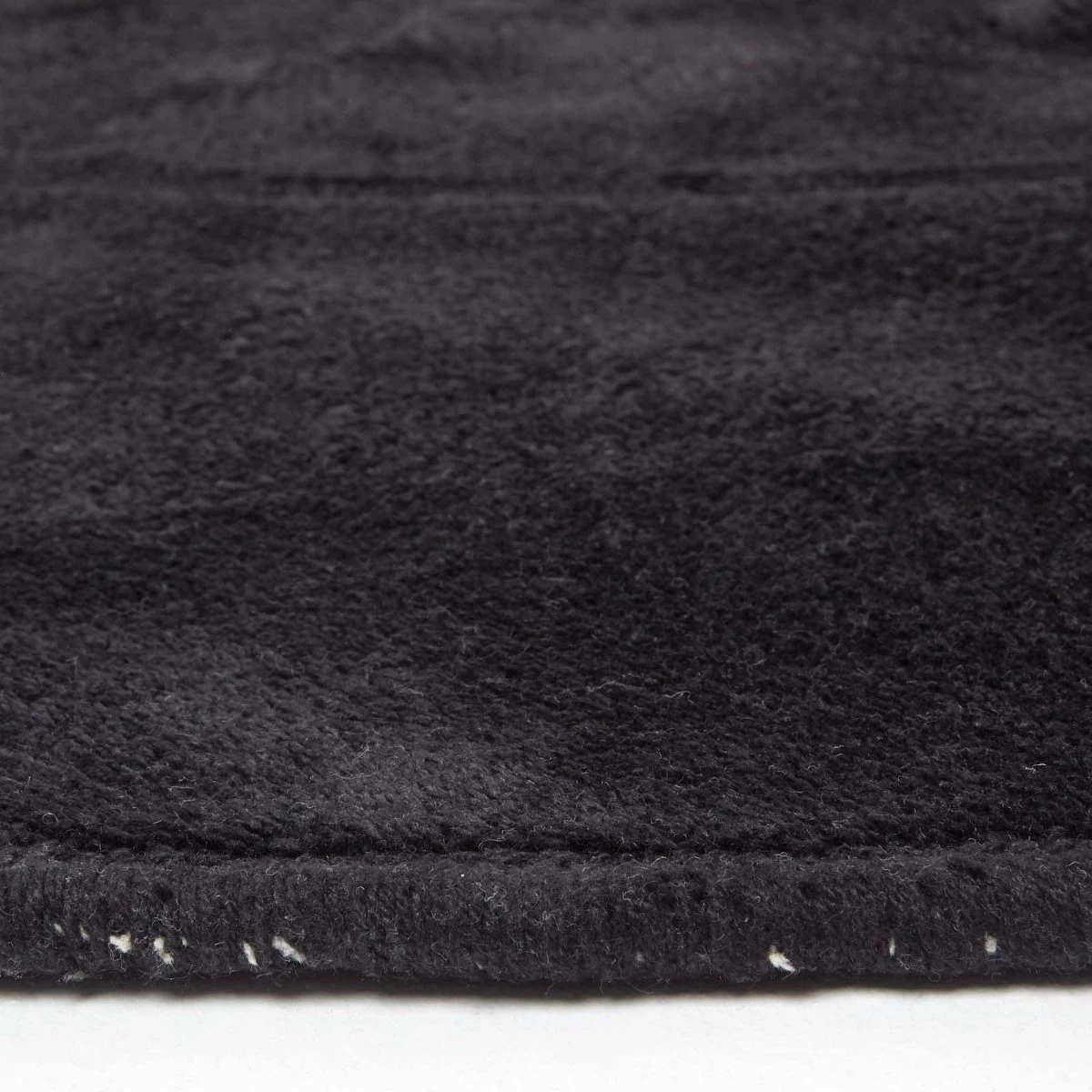 Hand Tufted Plain Cotton Black Large Round Rug 6 Hand Tufted Plain Cotton Black Large Round Rug - Image 4