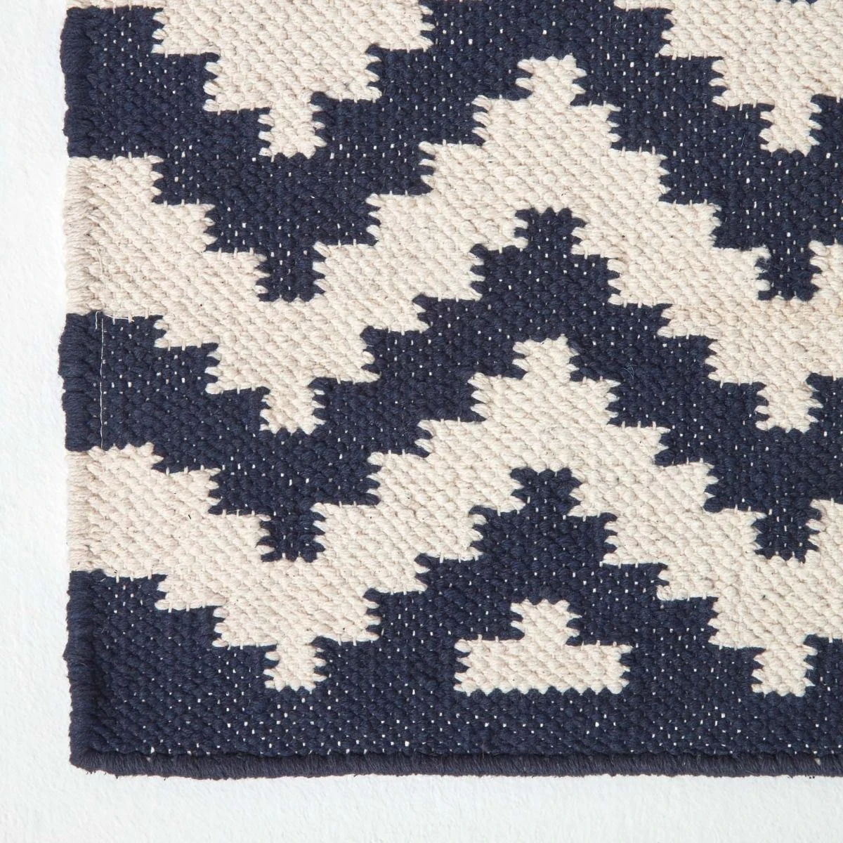 Casablanca Handwoven Zig Zag Pattern Dark Blue And White Cotton Kilim Rug 5 Casablanca Handwoven Zig Zag Pattern Dark Blue And White Cotton Kilim Rug - Image 3