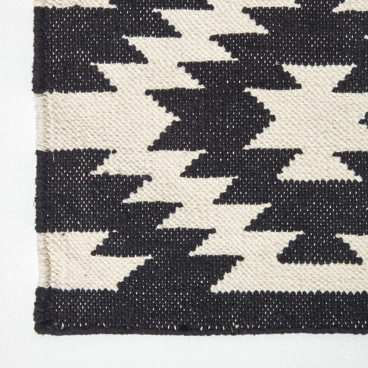 Zurich Handwoven Black And White Cotton Geometric Kilim Rug 5 Zurich Handwoven Black And White Cotton Geometric Kilim Rug - Image 3