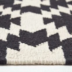 Zurich Handwoven Black And White Cotton Geometric Kilim Rug 10 Zurich Handwoven Black And White Cotton Geometric Kilim Rug -Best Homeware Store ru1290 04