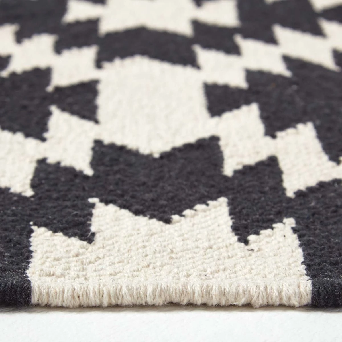 Zurich Handwoven Black And White Cotton Geometric Kilim Rug 6 Zurich Handwoven Black And White Cotton Geometric Kilim Rug - Image 4