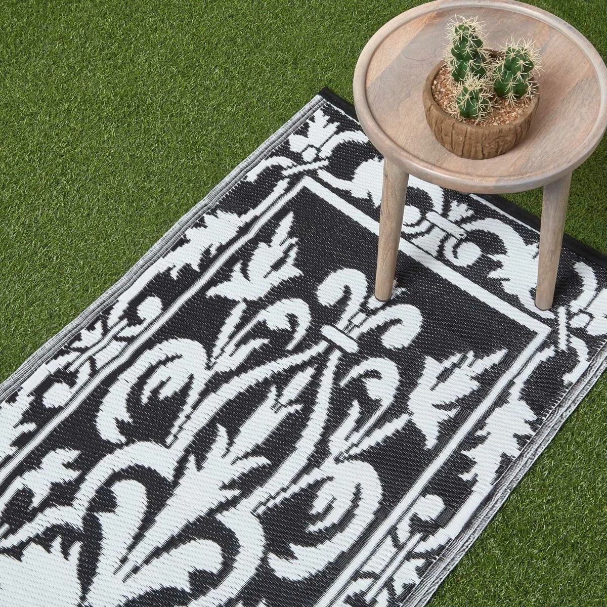 Black & White Outdoor Rug Runner With Damask Design, 198 X 73 Cm 4 Black & White Outdoor Rug Runner With Damask Design, 198 X 73 Cm - Image 2