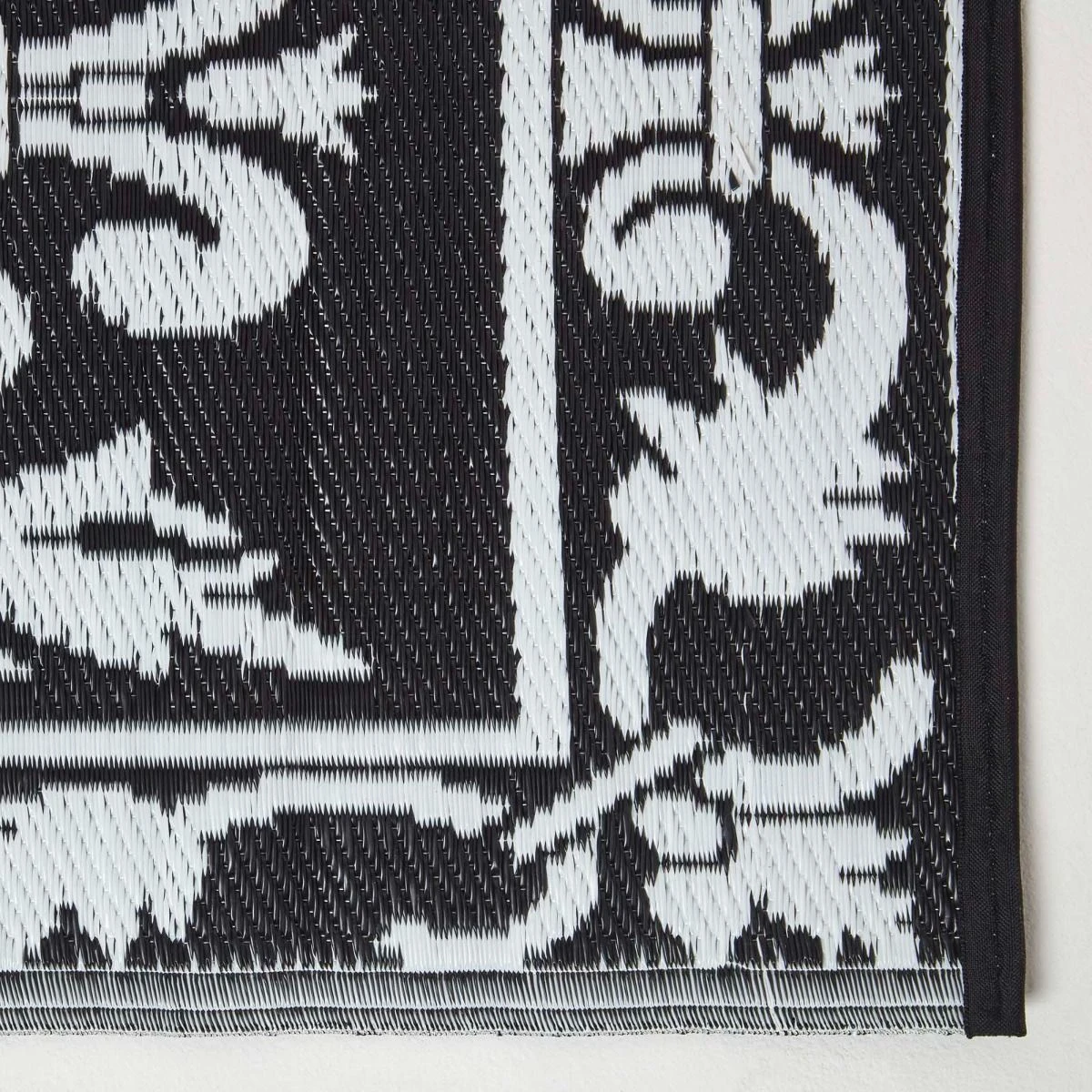 Black & White Outdoor Rug Runner With Damask Design, 198 X 73 Cm 5 Black & White Outdoor Rug Runner With Damask Design, 198 X 73 Cm - Image 3