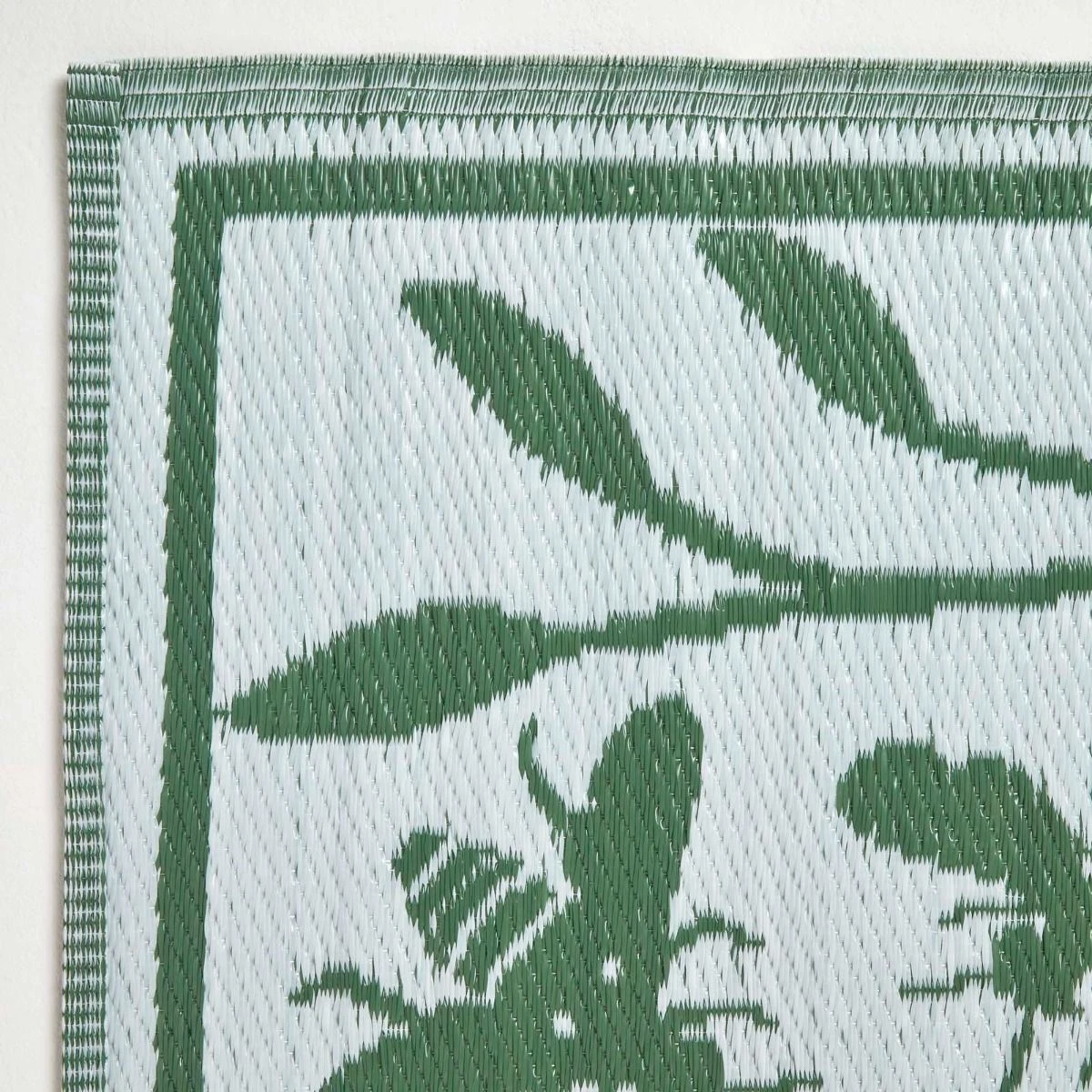 Green Floral Outdoor Rug With Bumble Bee Design, 182 X 122 Cm 8 Green Floral Outdoor Rug With Bumble Bee Design, 182 X 122 Cm - Image 6