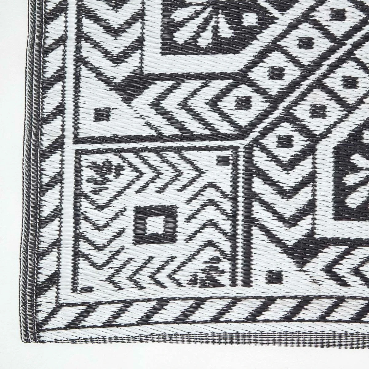 Black & White Outdoor Rug With Geometric Aztec Design, 120 X 180 Cm 8 Black & White Outdoor Rug With Geometric Aztec Design, 120 X 180 Cm - Image 6