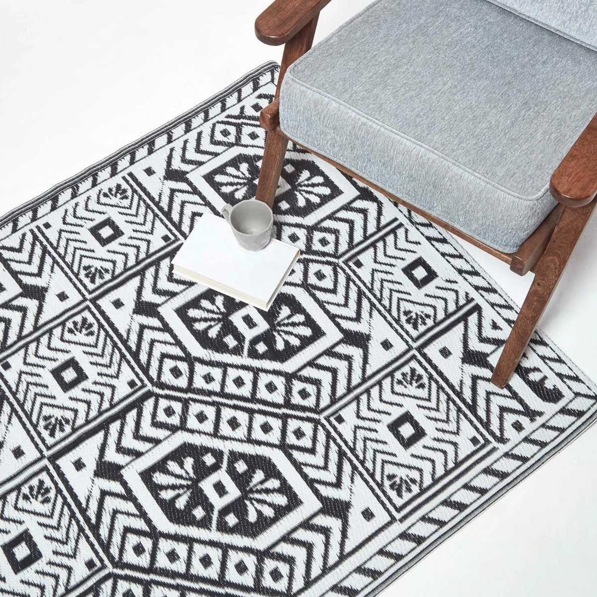 Black & White Outdoor Rug With Geometric Aztec Design, 120 X 180 Cm 9 Black & White Outdoor Rug With Geometric Aztec Design, 120 X 180 Cm - Image 7