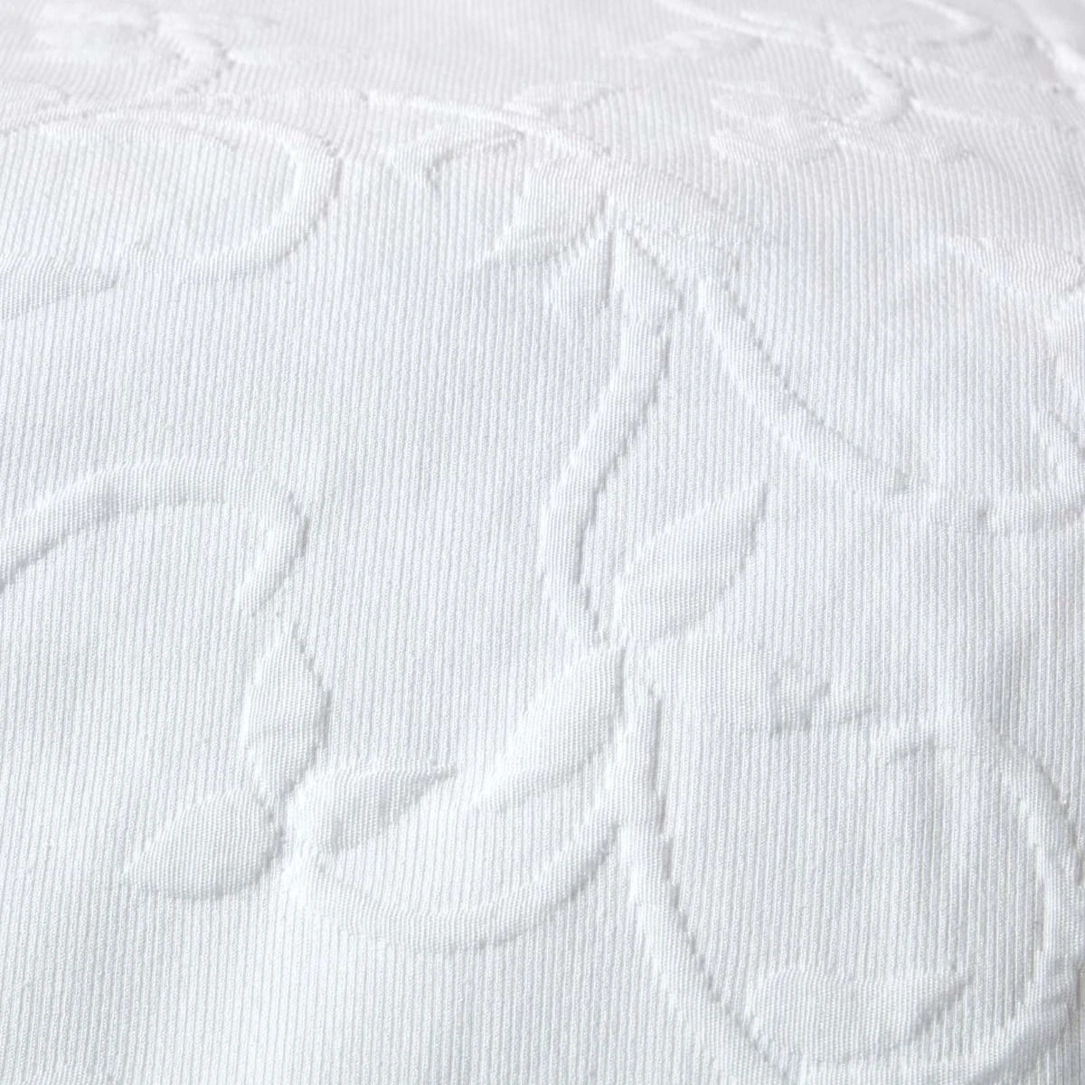 White Cotton Rich Floral Metelassé Pattern Bedspread 5 White Cotton Rich Floral Metelassé Pattern Bedspread - Image 3