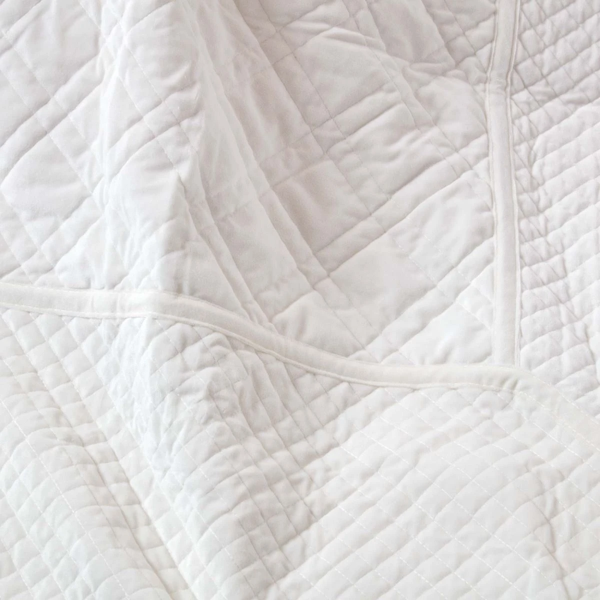 Cream Paragon Diamond Geometric Velvet Bedspread 5 Cream Paragon Diamond Geometric Velvet Bedspread - Image 3